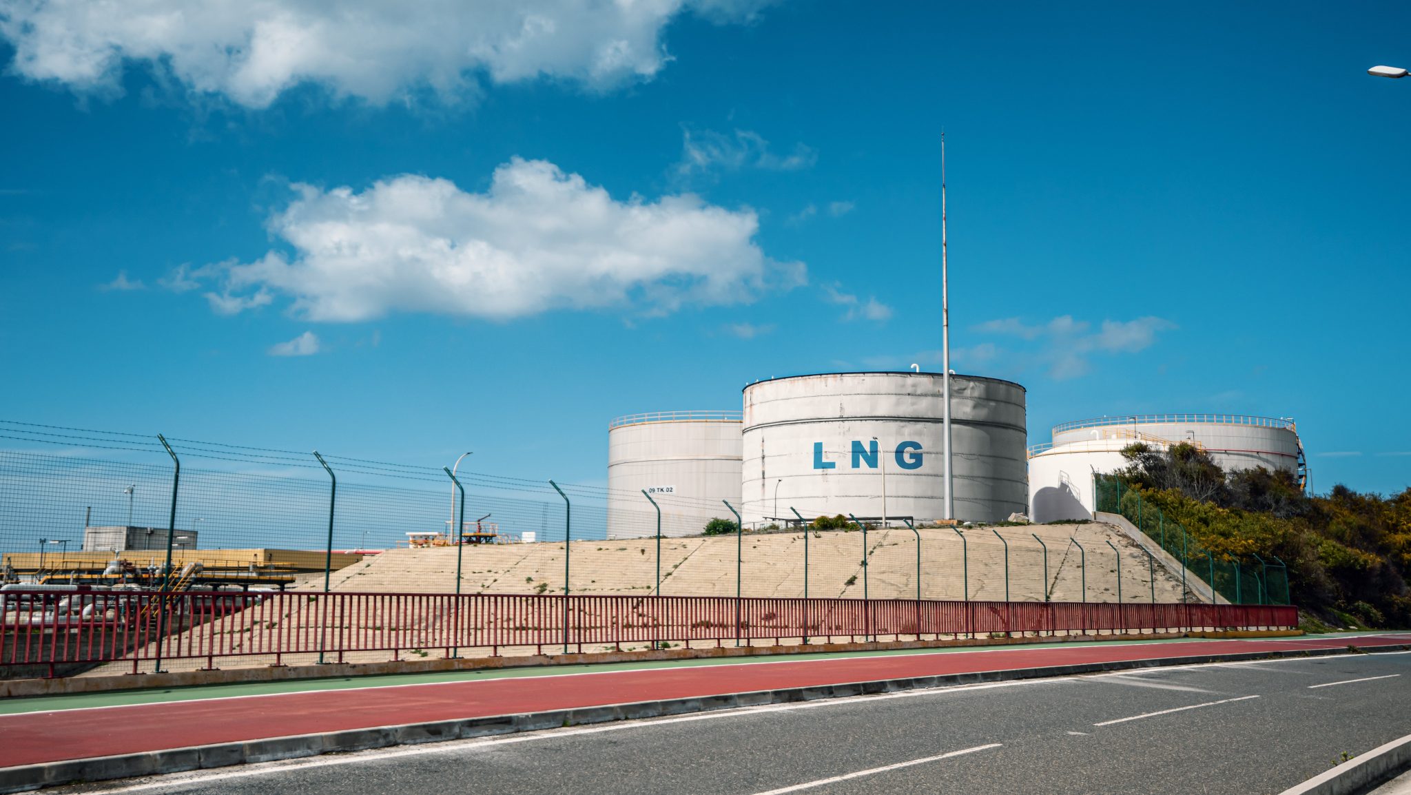 World’s Largest Onshore LNG Storage Tanks Delivered, To Become Operational In 2023