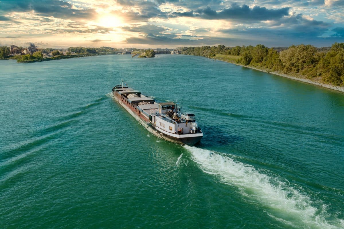 Rhine Freight Market: Stable Rates, Weak Activity, and End-Year Hesitation