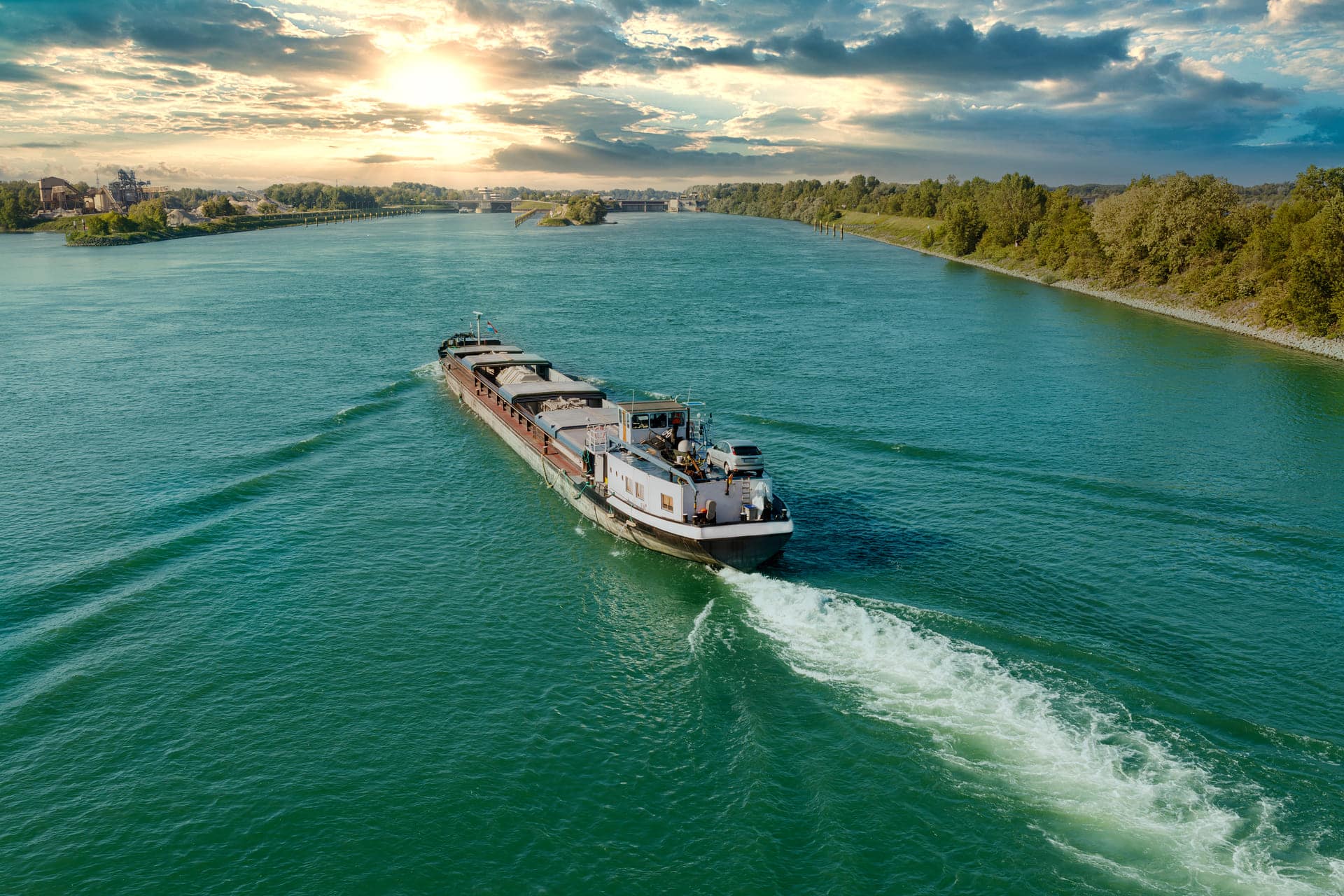 Rhine Freight Market: Stable Rates, Weak Activity, and End-Year Hesitation