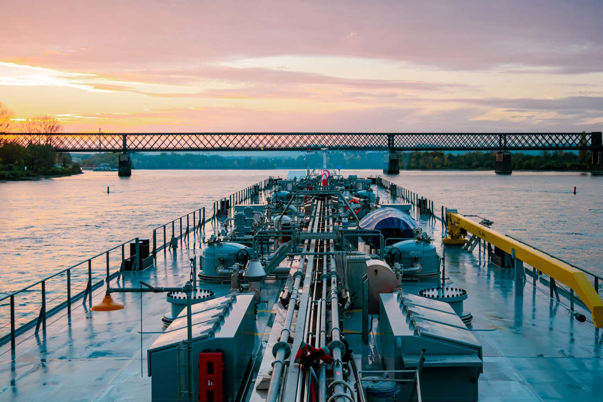 ARA Freight Market: Mid-Week Surge Bookends a Week of Dramatic Contrasts